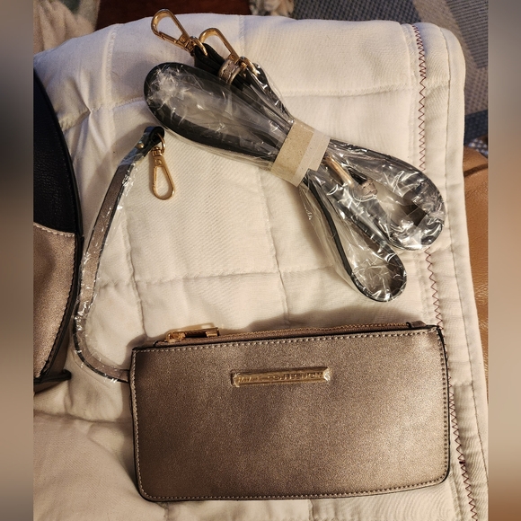 Mia K Petra Tote w/ wristlet  MFK Collection  Color-Pewter, with dustbag NWT - Picture 9 of 11